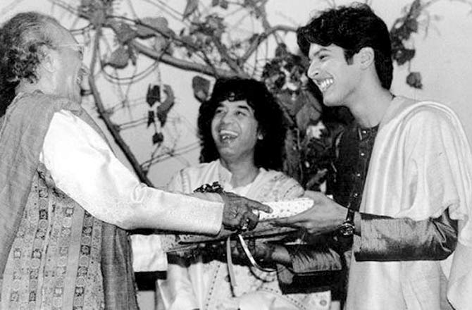 Ravi Shankar honouring Ustad Zakir Hussain and Ayaan Ali Bangash after a concert at Kamani auditorium