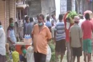 Dadar market crowded as locals violate lockdown orders