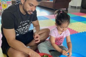 Kunal Kemmu peels 'matar' with daughter Inaya Naumi Kemmu