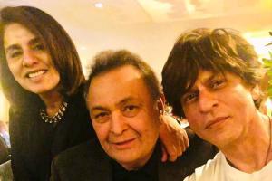 Shah Rukh Khan pays condolences to Rishi Kapoor's family, don't miss it