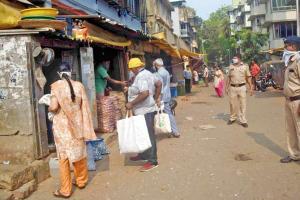 Amid lockdown, cops forcing shops to shut, allege citizens