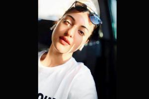 Sonakshi Sinha takes a ride to nowhere; clicks selfie in her parked car