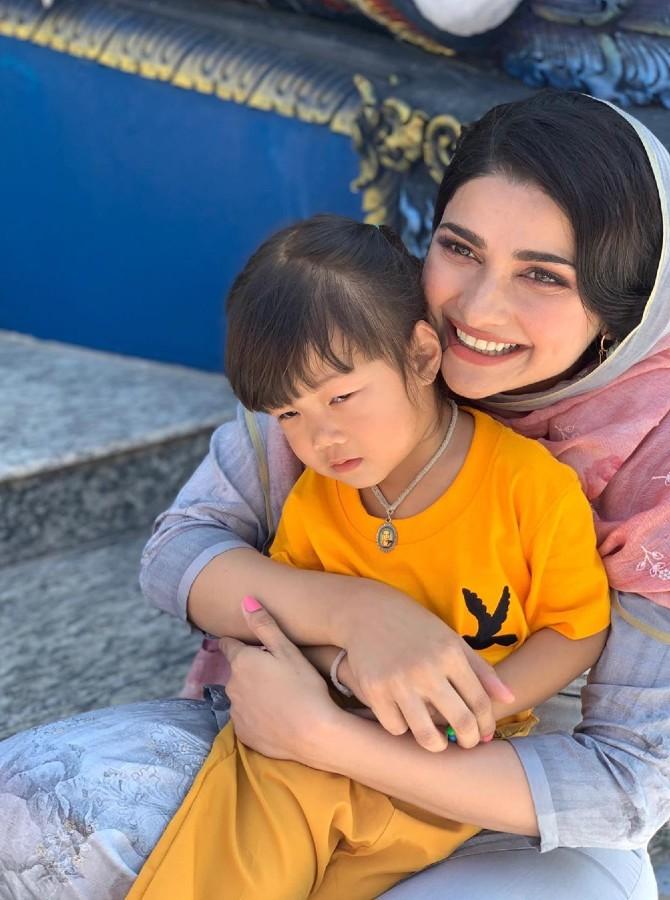 Here's another picture from her Thailand chronicles. In this picture, the actress is seen with a cute little visitor. 