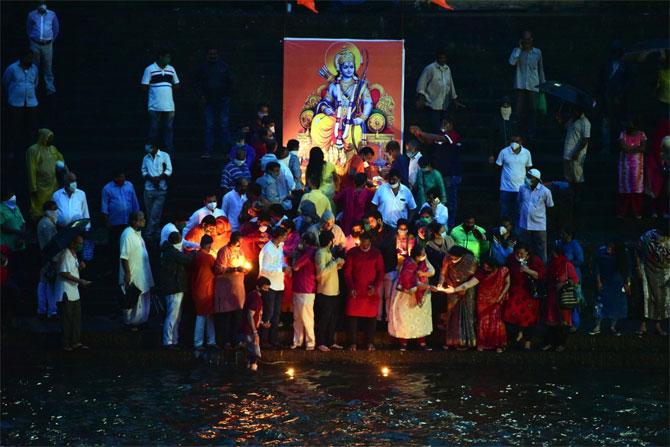 In  Mumbai, Bhartiya Janata Party (BJP) workers were seen performing aarti and lighting diyas at the Banganga Tank in South Mumbai.
