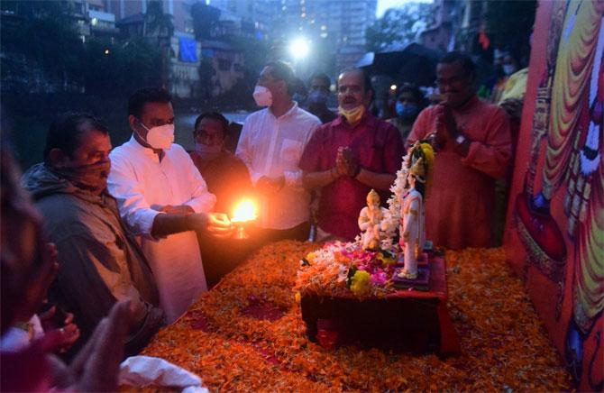 BJP leader and MLA performed aarti of the idol of Lord Ram at the Banganga Tank in South Mumbai.