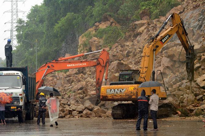 A day after a landslide in Malad blocked the traffic on one side of the Western Express Highway, leading to a huge traffic jam, another portion of the hillock collapsed at the same spot on Wednesday. According to the police, no casualty was reported in the incident.
In picture: Civic workers clear the debris on the Western Express Highway in Malad.