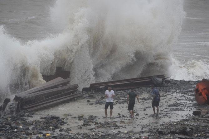 With incessant rainfall, a high tide of 4.33-meter hit the city's coastline. The huge high tide saw the sea throwing plastic and sea garbage on the road at Marine Drive in South Mumbai.