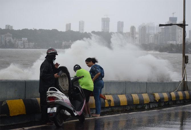 On Thursday, the Bombay High Court suspended all proceedings for the day. This was the second time in a week that the court had suspended all hearings due to continuous downpour.