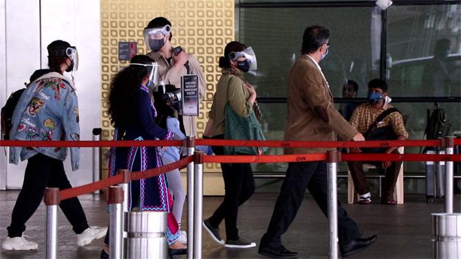 The entire family took necessary precautions and was all masked up to travel overseas by air. Twinkle was seen wearing a tan coloured coat, paired with black denim and shoes during the outing.