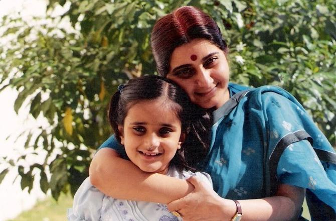 Sushma Swaraj leaves behind her husband, Swaraj Kaushal, and daughter Bansuri Swaraj.
In photo: Bansuri Swaraj as a child with her mother. Pic/Twitter Bansuri Swaraj.