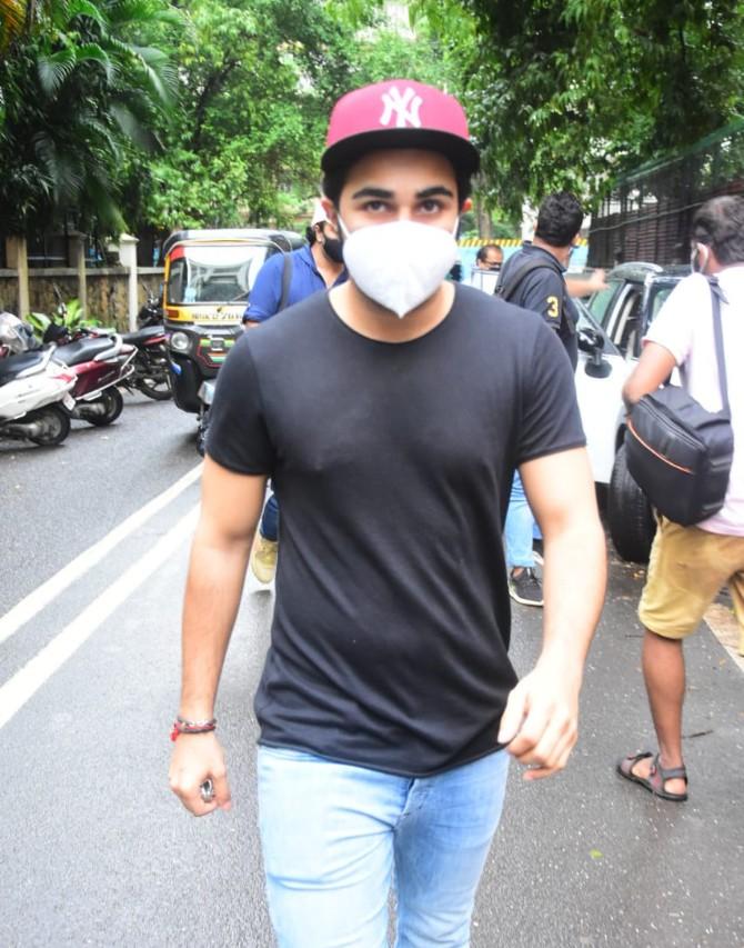 Aadar has been in news for quite some time due to his alleged relationship with Tara Sutaria. Though there is nothing official, tongues have been wagging that they are serious about each ever since they ushered in 2020 together in London. Aadar turned 26 on August 5, 2020, and to wish the special person of her life, Tara Sutaria shared a loved up post on social media. In the picture, Tara and Aadar are seen wearing ethnic wear, where the duo is hugging each other.