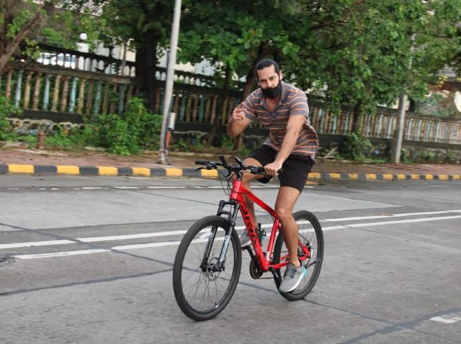 Dino Morea was clicked cycling in the suburbs. A great way to spend your weekend, isn't it?