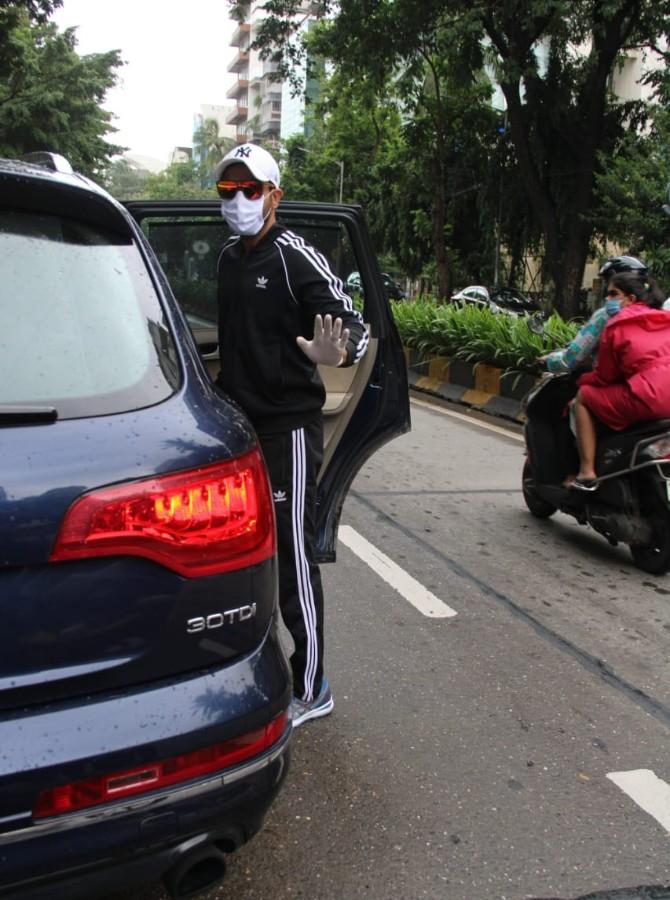 Rajkummar Rao was clicked by the paparazzi in Bandra. The actor opted for a black t-shirt and trousers for the casual outing. Abiding by the government's directive, Rajkummaar wore blue mask and hand gloves to prevent the spread of coronavirus.