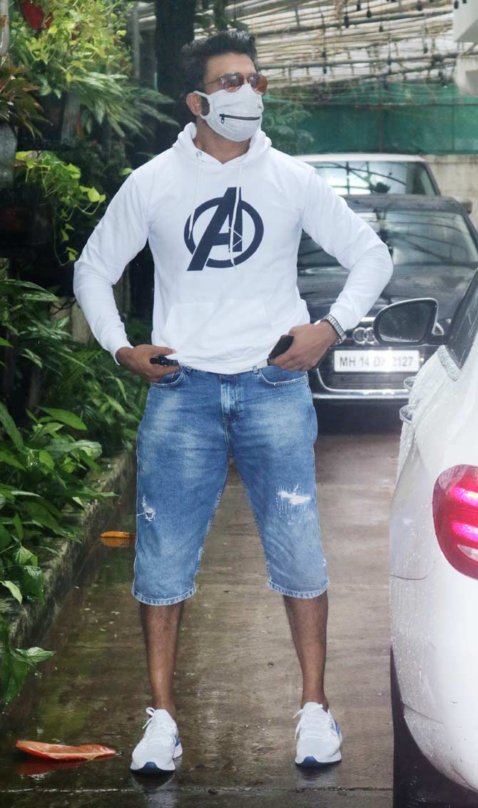 Sharad Kelkar was also spotted in the city at his casual best. The actor was seen wearing a white sweatshirt, paired with denim pants during the outing.