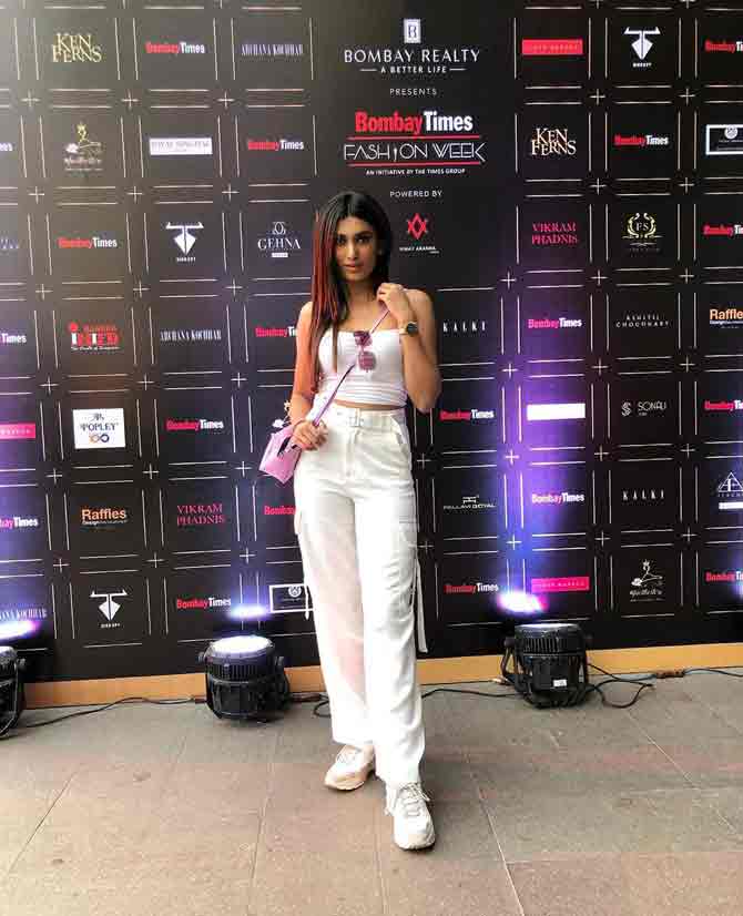 Andhale opted for an all-white look for a recent event. She shines in a white tank top and a pair of white pants with the pink handbag adding a dash of colour to the look.