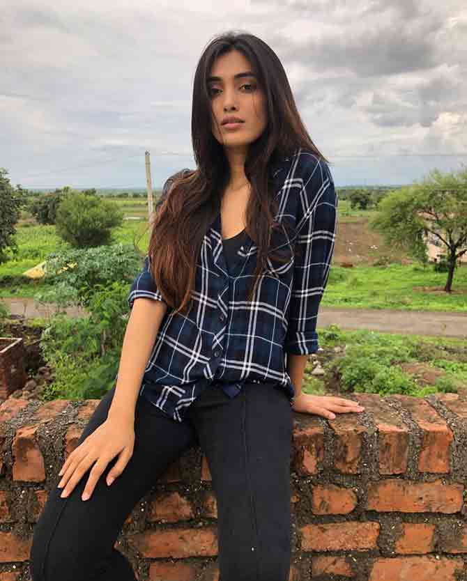 Andhale knows how to rock a laid-back look in this flannel blouse and a pair of black denim pants.