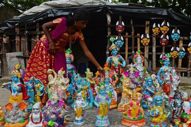 While the Krishna Janmashtami is celebrated across the country by enacting dance-dramas, singing devotional songs, and fasting throughout the day, in Mumbai, the festival is popularly celebrated as a Dahi Handi Utsav. On this day, govindas form a human pyramid to break the handi (earthen pot) filled with yogurt amidst chants of 