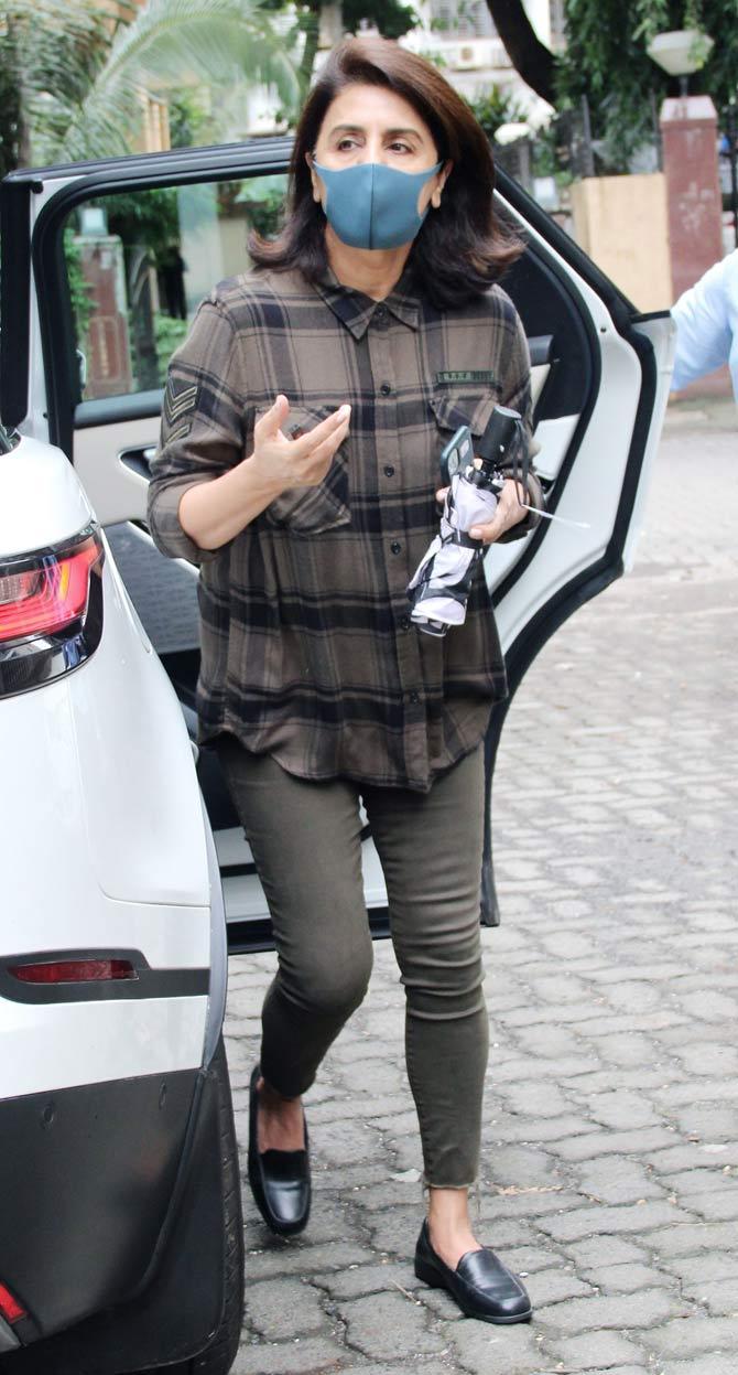 Neetu Kapoor was also spotted strolling the streets of Bandra, Mumbai. The actress was seen wearing a checkered shirt, paired with chino pants during the outing.