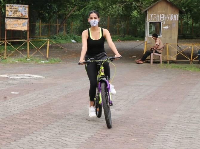 The actress looked super cute in her black crop top and leggings as she headed in the city to get in some fresh air and burn a little calories. She paired up her attire with white shoes and a white mask.