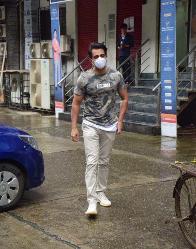 Sonu Sood was clicked in the suburbs. The actor looked all cheerful and dashing in his grey printed t-shirt and trousers along with a pair of white sports shoes to enhance his look. Sonu Sood wore a white mask to prevent the spread of coronavirus.