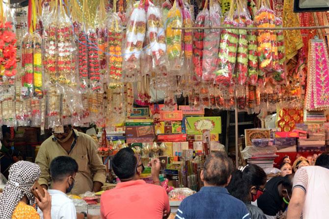 Meanwhile, ahead of the Ganesh Chaturthi festival, people in Mumbai were seen thronging to shops to buy Ganpati decorations, imitation jewellery, and accessories. This year, the Ganesh Chaturthi festival will be a curtailed one due to the COVID-19 pandemic.