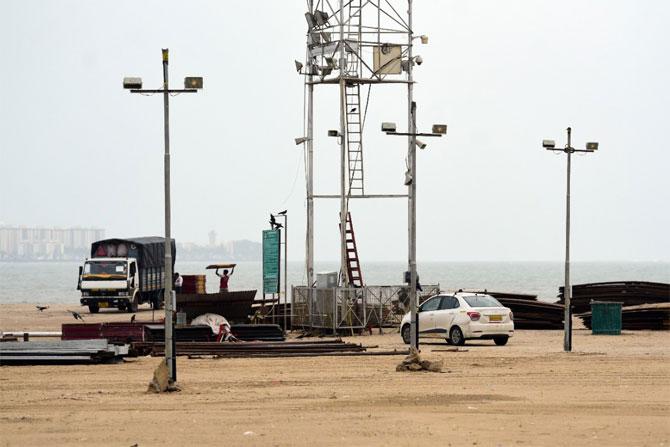 As Ganesh Chaturthi festival begins from August 22, Brihanmumbai Municipal Corporation (BMC) was also seen doing preparations for the 11-day festival.
In photo: Workers building police towers at Girgaun Chowpatty ahead of Ganesh Chaturthi festival.