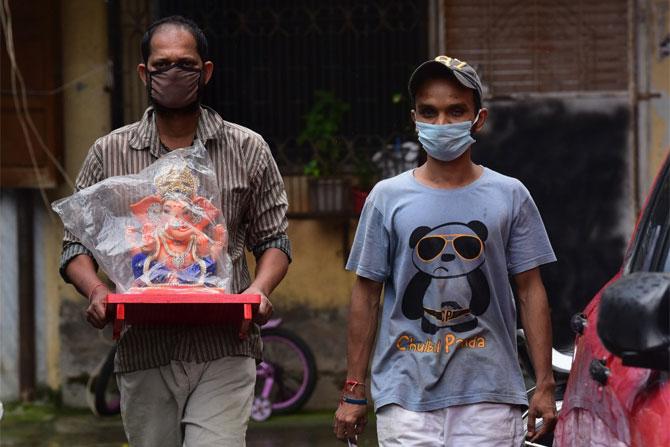 With less than a week to go for the Ganesh Chaturthi festival, families in Mumbai were seen bringing home the idols of Lord Ganesha. Armed with face mask and following social distancing norms, an idol maker in Girgaon was seen delivering Ganpati idols to customers a few meters away from his workshop.