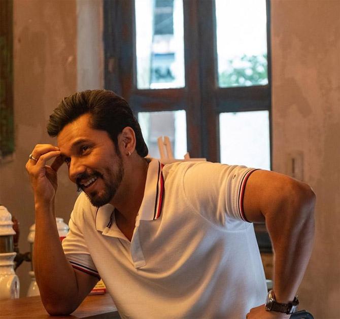 While a lot of people feel Randeep Hooda is anti-social, let us tell you, he enjoys company. However, the Jat boy was never a regular at parties. 