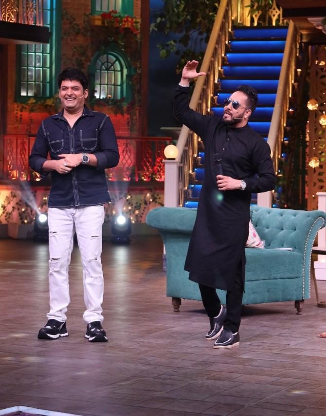 Mika Singh, in his inimitable style, had a straight-faced answer ready for Kapil’s questions and Kammo Bua (Bharti Singh)'s banter in all wittiness. For the event, the singer opted for a black kurta, trousers and black sneakers.