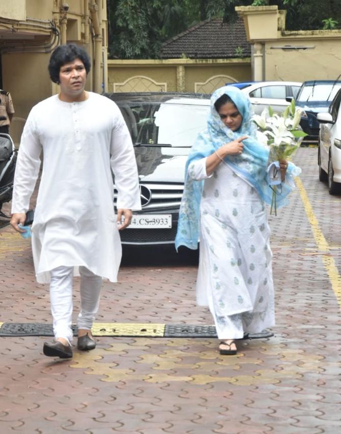 The mortal remains were flown to Mumbai by Air India flight which landed in the city on Wednesday afternoon after which it was taken to the family residence in Versova in Andheri West. It was received by his wife Madhura, daughter Durga, son Sharang and grandchildren, said family spokesperson Pritam Sharma.
(In picture: Pandit Jasraj's family at the funeral service)