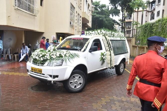 The music maestro was bid a tearful adieu by his family members at the Vile Parle's Pawan Hans Crematorium. Due to the ongoing coronavirus pandemic, only 25-30 people were allowed at the crematorium.