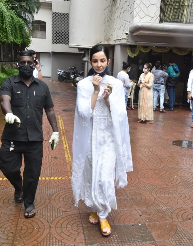 A recipient of top civilian honours including Padma Shri, Padma Bhushan and Padma Vibhushan, the maestro, whose career spanned almost eight decades, belonged to the Mewati Gharana.
In picture: Rukhsar Rehman paying her respects to Pandit Jasraj
