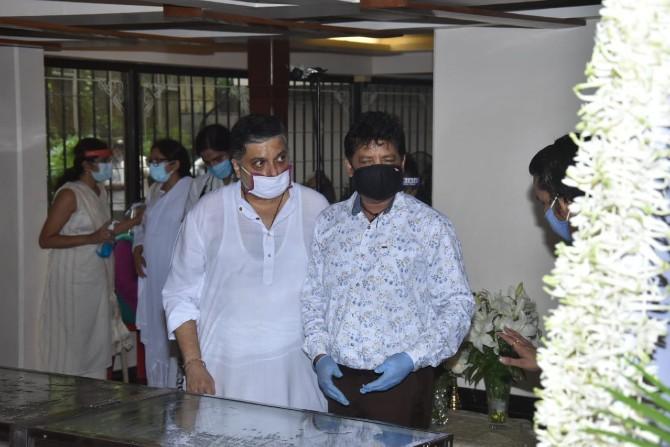 Udit Narayan also came in to offer his condolence to the family and pay his respects at the 'antim darshan'.