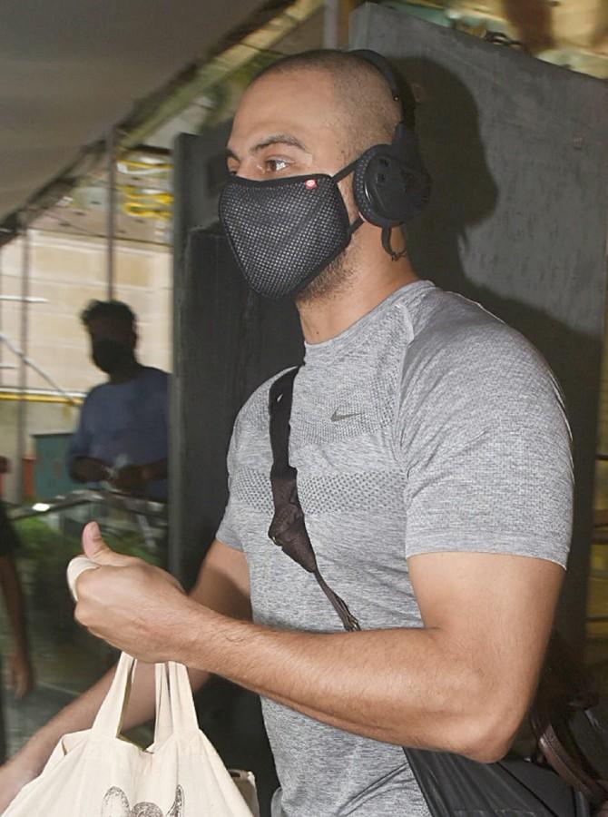 Actor Arunoday Singh was also clicked at the same store. The actor showed off his muscles in his grey t-shirt. He kept his safety level in check by wearing a black mask.