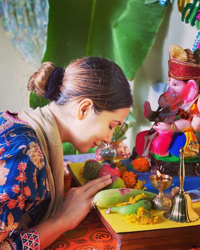 Kim Sharma recalled her childhood memories and shared a couple of pictures while worshipping Lord Ganesha. 