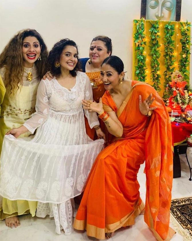 Actress Delnaaz Irani welcomed Bappa at her home. Her friends Shruti Ulfat, Chitrashi Rawat and sister-in-law Tannaz Irani dropped by to seek the blessing of Lord Ganesha. Shruti posted this picture and wrote in her caption, 