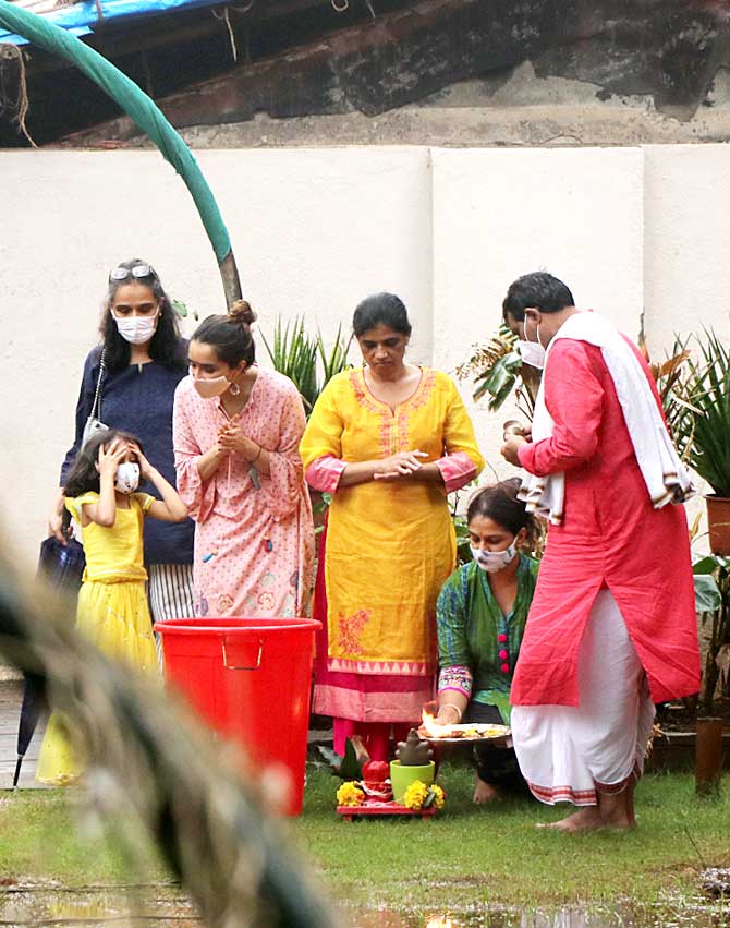 Shraddha Kapoor, Tejaswini Kolhapure and family seen performing the aarti before the Ganpati Visarjan in Juhu.