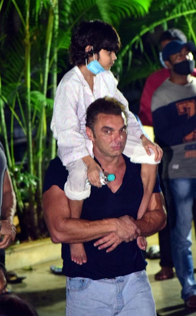 Little Yohan was clicked chilling on his father Sohail Khan's back, as the duo watched the Ganesh Visarjan ceremony.