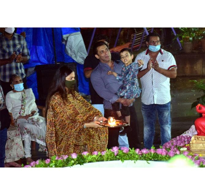 Salman Khan's sister Alvira Khan Agnihotri, dressed in a traditional outfit, also performed the aarti, before bidding good bye to Bappa.