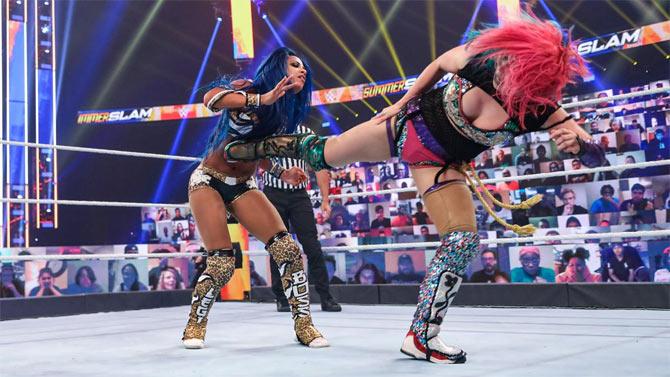 Sasha Banks would focus on Asuka's injured knee from the start of the match, which Bayley inflicted pain on earlier. Sasha would also execute a brilliant powerbomb on Asuka to the apron outside but Asuka did not give up and replied with a missile drop kick from the top rope.