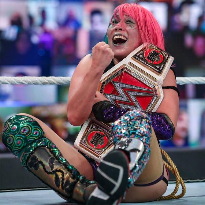 Despite Sasha asking for Bayley's assistance, the SD women's champion moved out the way as Asuka launched a hip attack in a repeat of the same scenario earlier in the show. Asuka then managed to reverse Sasha's Bank Statement into an Asuka lock and got her to submit, thus becoming the new Raw women's champion.