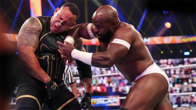 Apollo Crews faced MVP with his United States Title on the line on the SummerSlam Kickoff. MVP's 'Hurt Business' associates Bobby Lashley and Shelton Benjamin were banned from ringside during the match. Crews managed to counter MVP's Playmaker move into a powerbomb to score the win and defend his title.