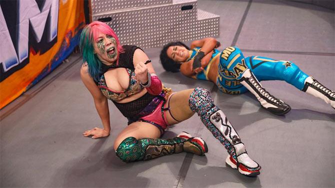 Asuka managed to dominate most of the match against Bayley. Even though Bayley attacked her knee on the apron targetting it and even locking a knee-bar, Asuka fought back.