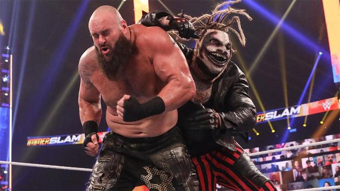 'The Monster' Braun Strowman defended the Universal title against 'The Fiend' Bray Wyatt in a Falls Count Anywhere match in the main event at SummerSlam 2020. The match immediately went out of the ring with The Fiend delivering a Chokeslam to Strowman, who then replied with the same on the announcer table. Wyatt then hit a toolbox on Strowman.