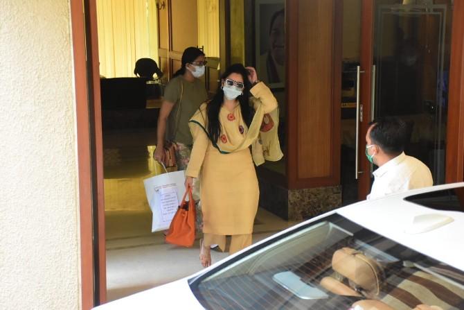 Actor Sanjay Dutt, who has been diagnosed from lung cancer was clicked with his family including his wife Maanayata Dutt and sister Priya Dutt heading to Lilavati Hospital in Bandra, Mumbai. (All pictures: Pallav Paliwal).