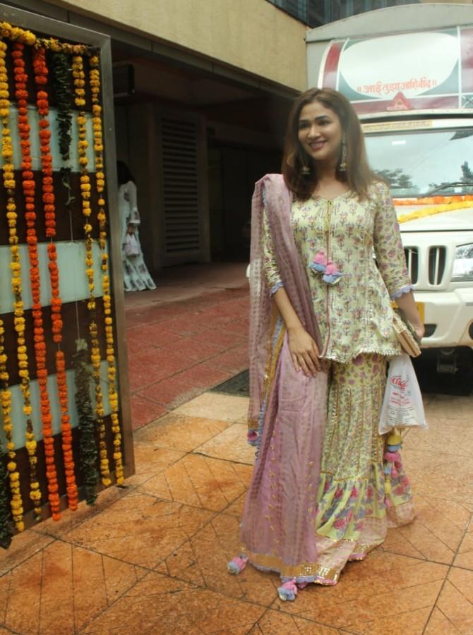 Ridhima Pandit also posed for the paps at Ekta Kapoor's house. The Bahu Humari Rajnikant actress looked stunning in the ethnic dress with matching handbags and jewellery.