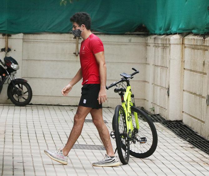 Ibrahim Ali Khan was also spotted by the shutterbugs cycling in the city. The star kid was seen wearing a red jersey, paired with black shorts.