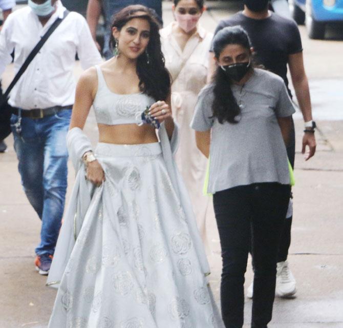 After a break from filming due to the COVID-19 pandemic, Sara Ali Khan on Wednesday (August 26) had returned to the sets to face the camera once again. On her return to the shooting space, the actor took to social media to express her excitement. She hopped onto Instagram stories and posted a picture of a camera.