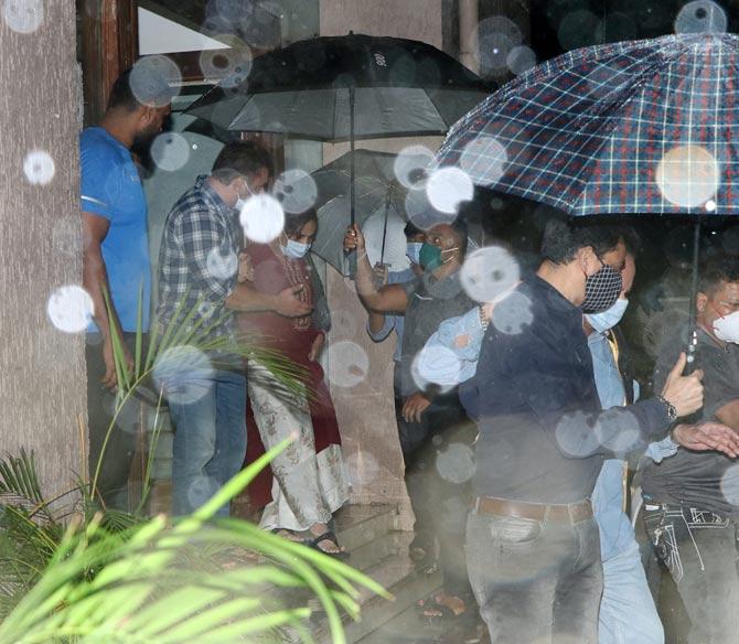 Salim Khan wasn't alone, the veteran was accompanied by Salma Khan and Helen. Salma was accompanied by Sohail Khan, as they left the house after the bash.