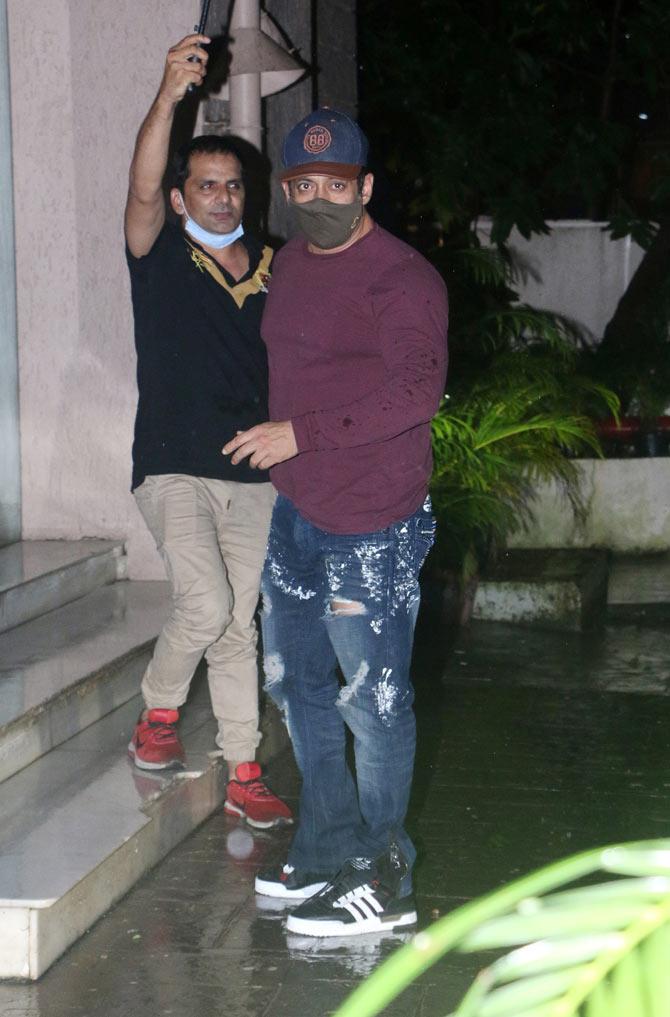 Salman Khan, on the professional front, was last seen in Dabangg 3, along with Saiee Manjrekar and Sonakshi Sinha. The film did well at the box office, and Salman Khan fans made this one too a commercial hit.